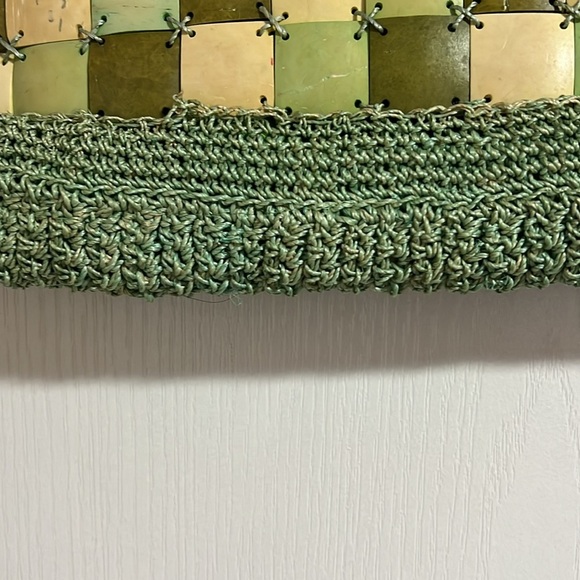Vintage Green Basket Weave Style Bag with wooden handles & crochet top and base - Picture 3 of 8